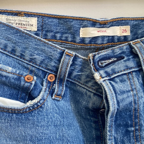 LEVI’s wedgie jeans size 26 - Picture 2 of 7